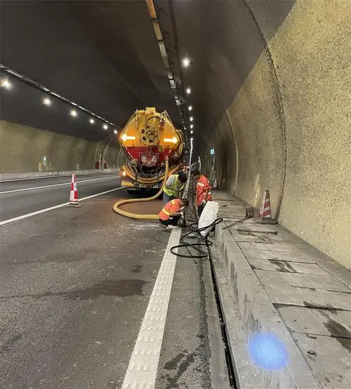 同仁隧道排水渠清淤